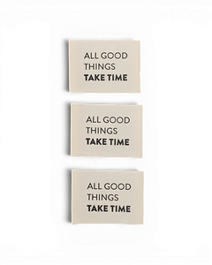 Etiquette tissé "ALL GOOD THINGS TAKE TIME" - lot de 3 pces (nature-noir) de KREANDO