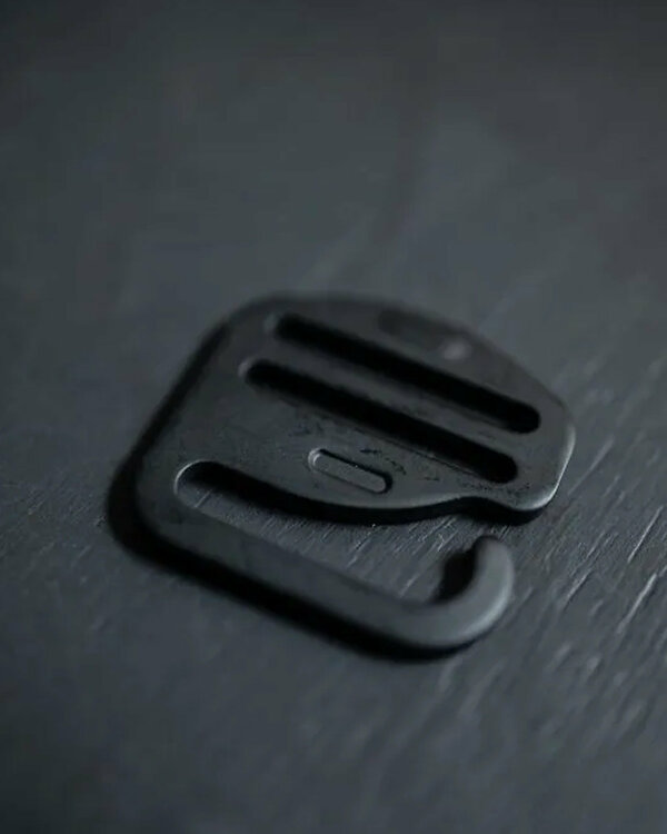 Boucle de réglage en G - en métal "Painted G-Hook - Black" - 25 mm (noir) de Merchant & Mills