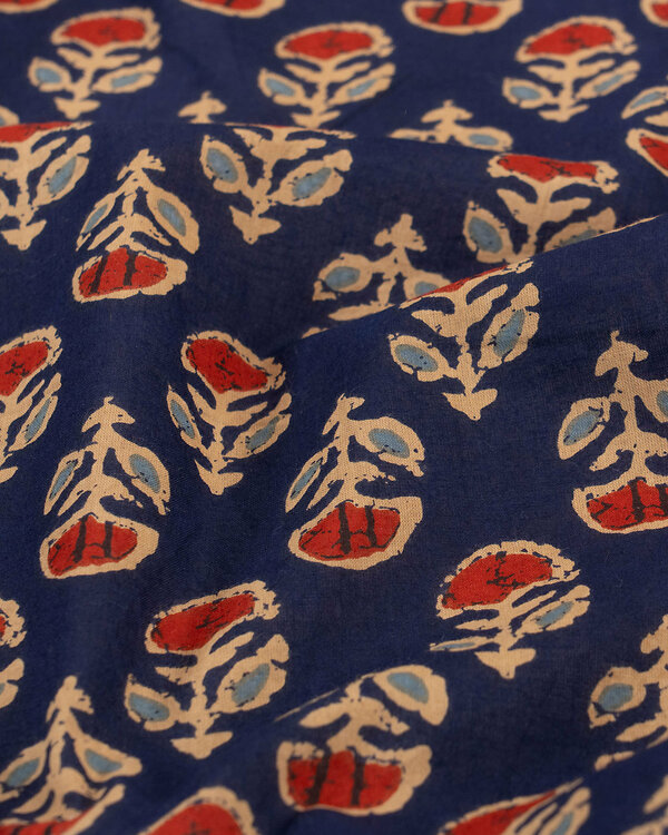 Voile de coton "Indian Style - Fleurs Indigo" (bleu foncé-beige/rouge)