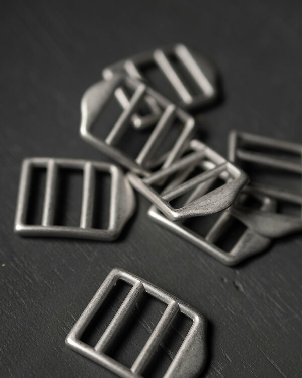 Boucle de réglage coulissante - mate "Ladder Lock - Nickel" - 25 mm (argenté) de Merchant & Mills