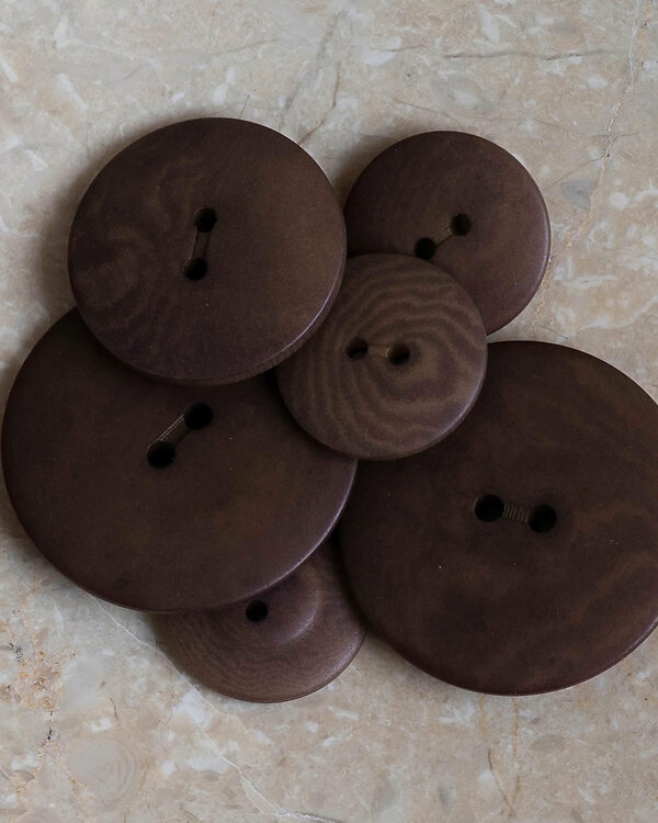 Bouton "Palm - oat chocolate" rond Ø 20/25 mm (brun foncé) de ATELIER BRUNETTE