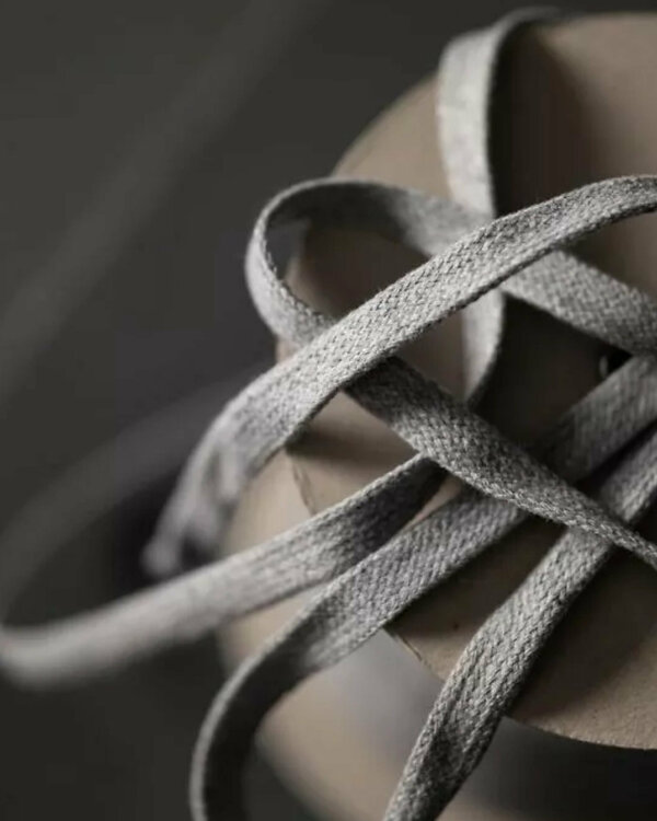 Cordon plat “Recycled Drawstring-Grey Marl” 10 mm - pièce à 1 m (gris clair chiné) de MERCHANT & MILLS