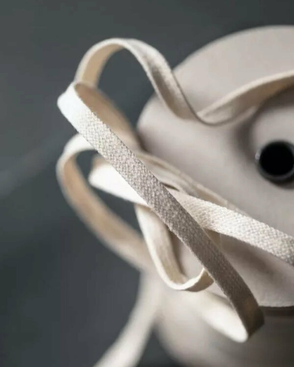 Cordon plat “Recycled Drawstring-Ecru” 10 mm - pièce à 1 m (écru) de MERCHANT & MILLS