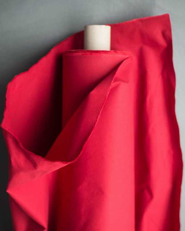 Organic Dry Oilskin coton bio "uni-red" (rouge) de MERCHANT & MILLS