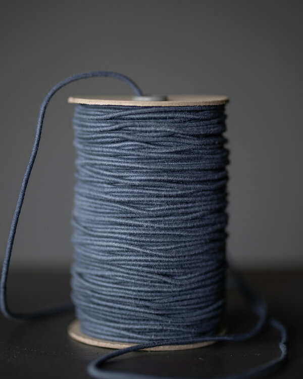Cordon élastique "Recycled Cotton-Petrol" - Ø 3 mm (bleu jean) de Merchant & Mills
